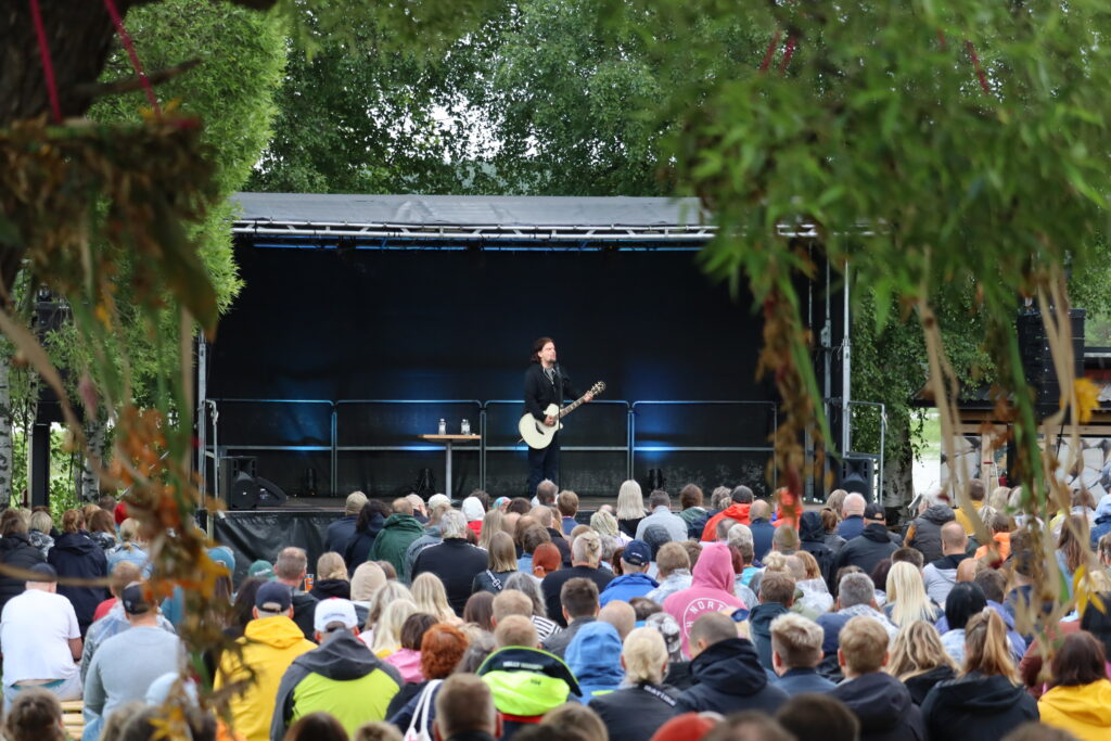 Ihmiset kuuntelemassa konserttia