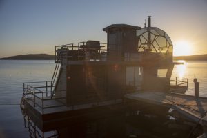 Saunalautta kelluu järvellä
